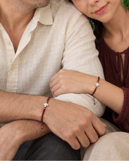 Nuestra Historia Vinotinto – Dúo de pulseras para pareja con cruz de nácar – imagen 1