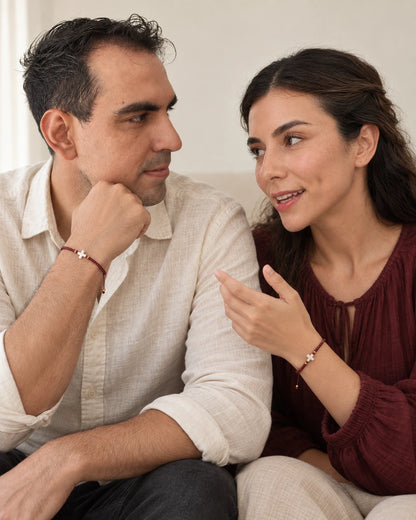 Nuestra Historia Vinotinto – Dúo de pulseras para pareja con cruz de nácar – imagen 2