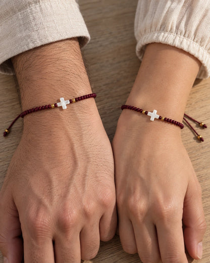 Nuestra Historia Vinotinto – Dúo de pulseras para pareja con cruz de nácar – imagen 4