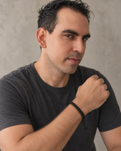 Trama Negra – Pulsera masculina de macramé ajustable – imagen 1
