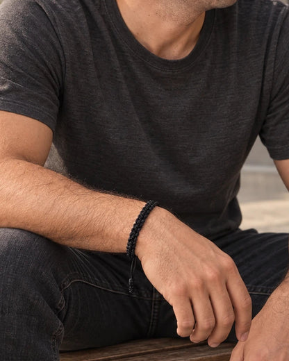 Trama Negra – Pulsera masculina de macramé ajustable – imagen 3