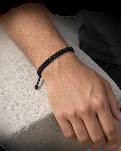 Trama Negra – Pulsera masculina de macramé ajustable – imagen 4