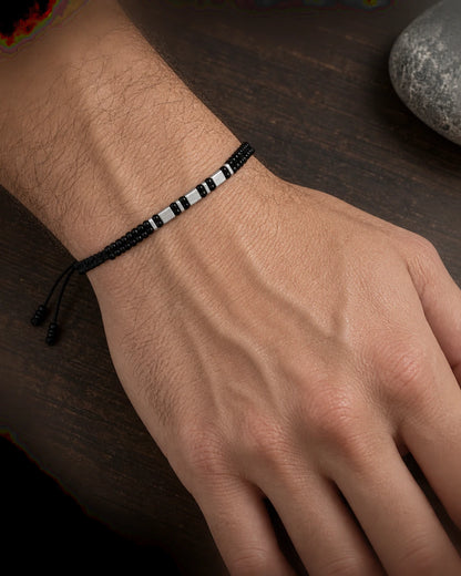 Ritmo Urbano – Pulsera masculina tejida con cuentas metalizadas – imagen 4
