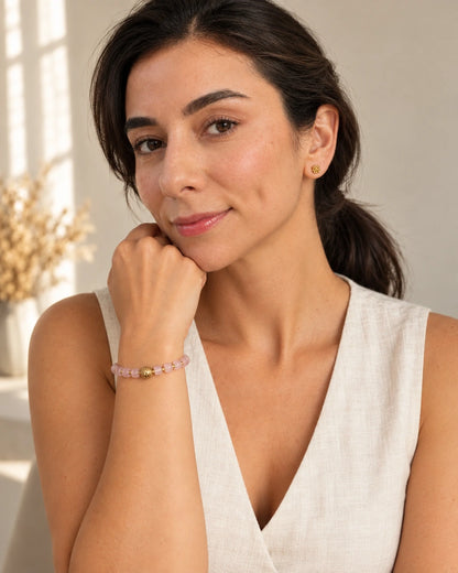 Aura Rosa pulsera en modelo