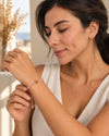 Aura Rosa – Pulsera ajustable con cuentas y centro dorado