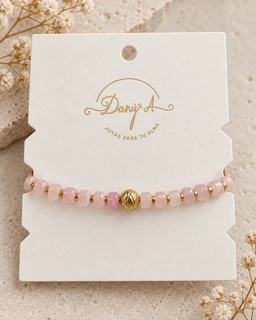 Aura Rosa, pulsera colocada alrededor de la tarjeta Dany A