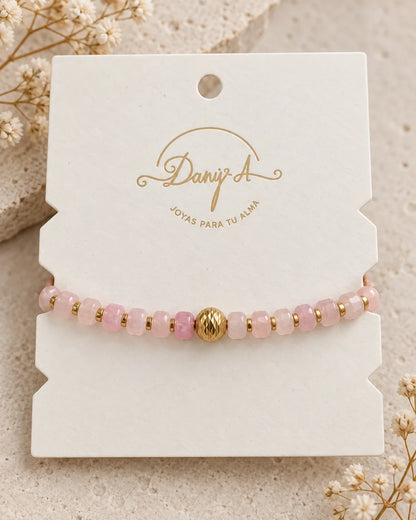 Aura Rosa, pulsera colocada alrededor de la tarjeta Dany A