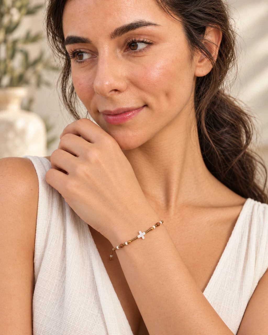 Camino de Fe pulsera en modelo, acercamiento
