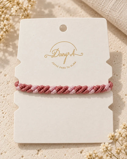 Lazo Rosa, pulsera colocada alrededor de la tarjeta Dany A