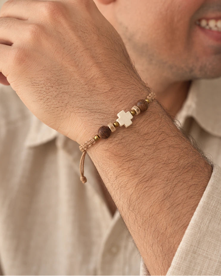 Raíz de Fe – Pulsera masculina con cruz de madera – imagen 2