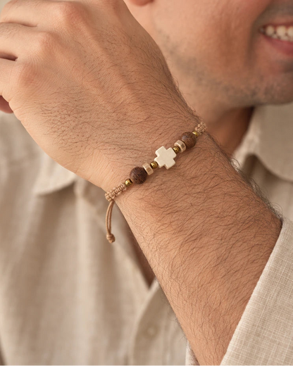 Raíz de Fe – Pulsera masculina con cruz de madera – imagen 2
