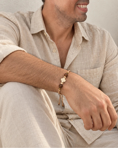 Raíz de Fe – Pulsera masculina con cruz de madera – imagen 3