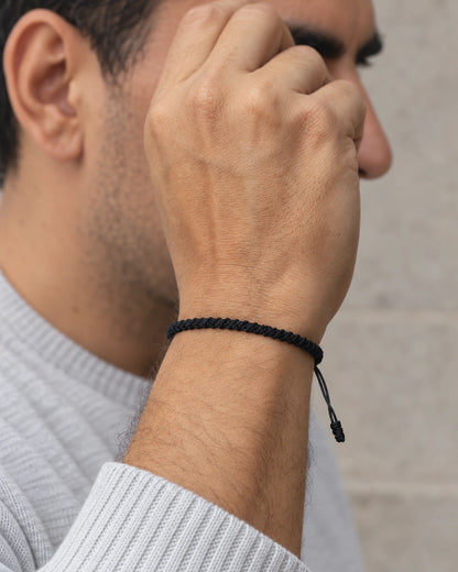 Pulso Nocturno – Pulsera masculina negra en macramé – imagen 2