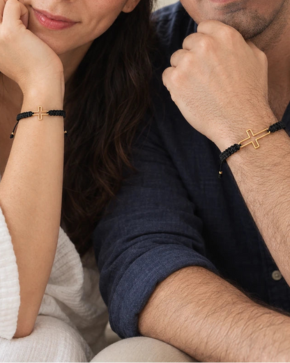 Nuestra Historia Dorada – Dúo de pulseras para pareja con cruz de acero – imagen 1