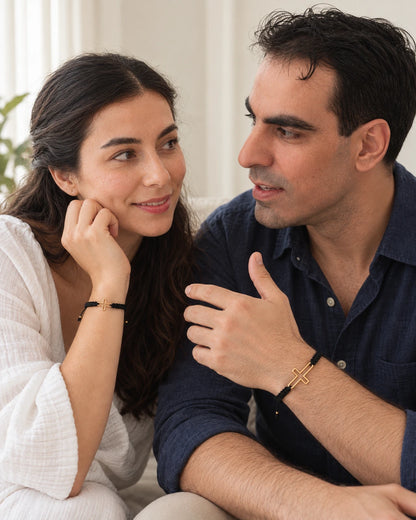 Nuestra Historia Dorada – Dúo de pulseras para pareja con cruz de acero – imagen 2