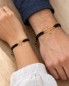 Nuestra Historia Dorada – Dúo de pulseras para pareja con cruz de acero