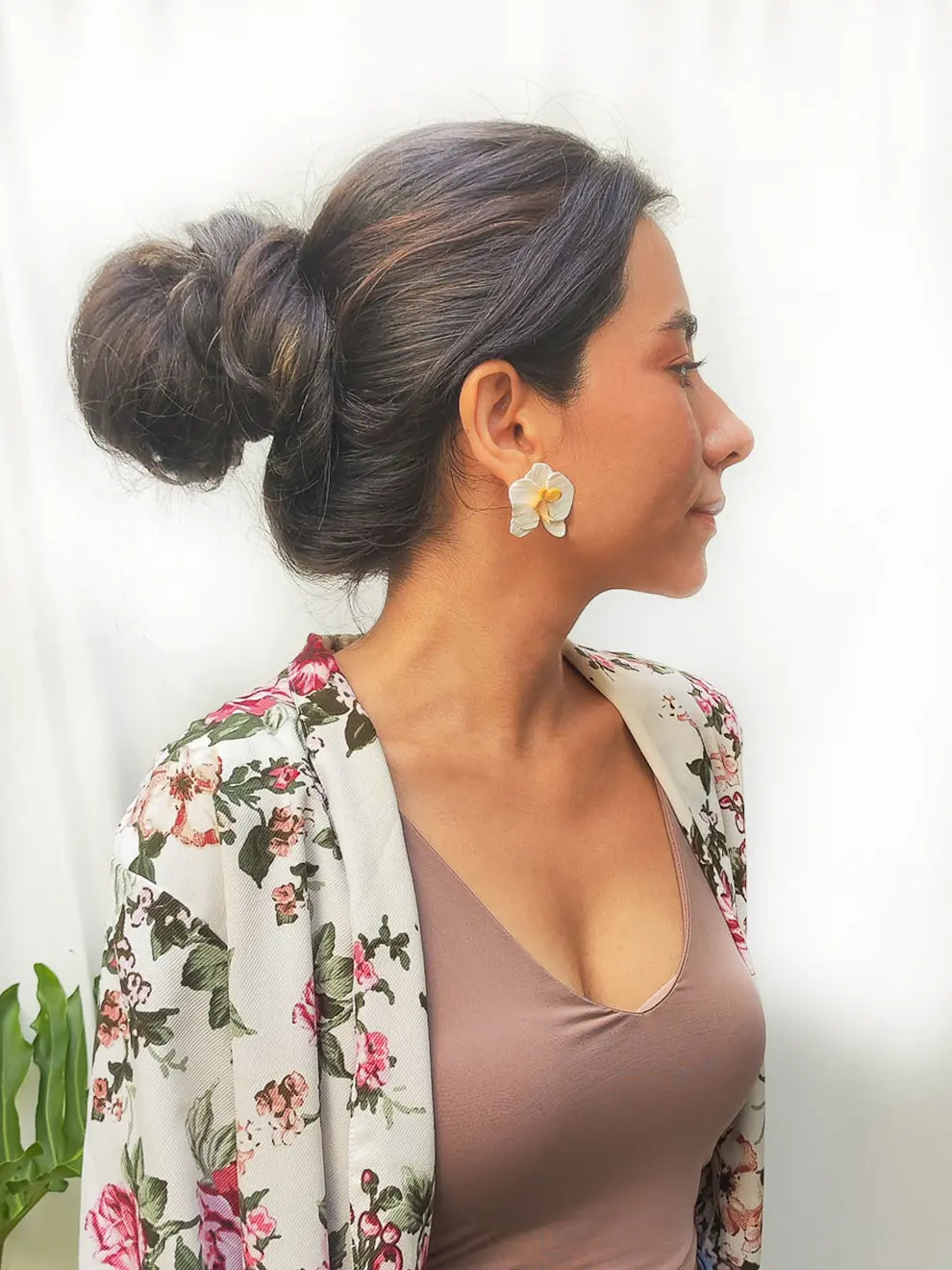 Aretes Flor Orquídea Blanca – Elegancia Natural Hecha a Mano