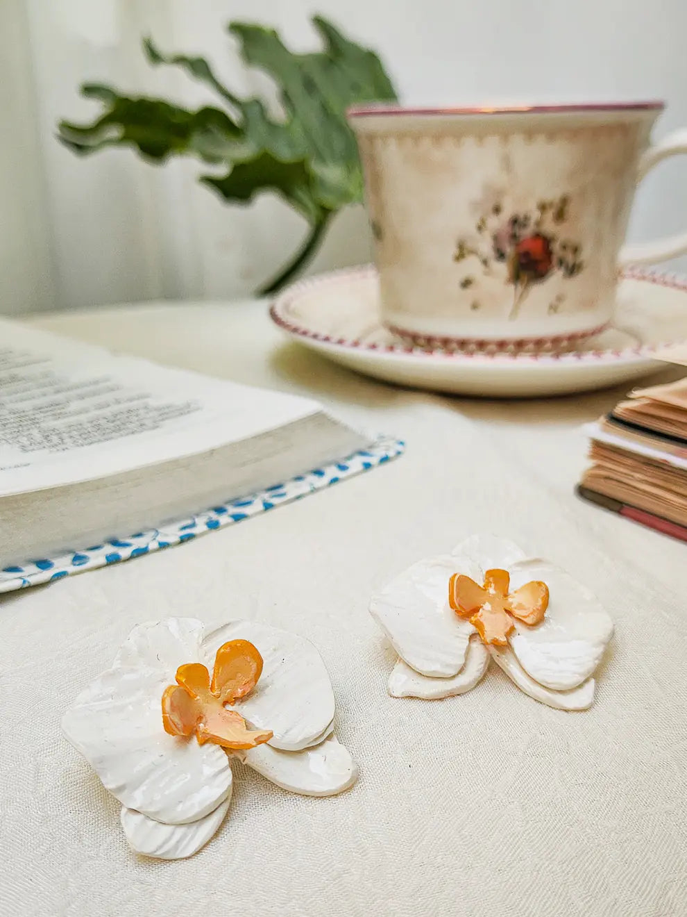 Aretes Flor Orquídea Blanca – Elegancia Natural Hecha a Mano