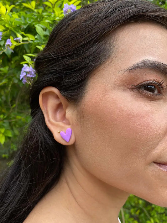 Violet Love – Aretes corazón arcilla