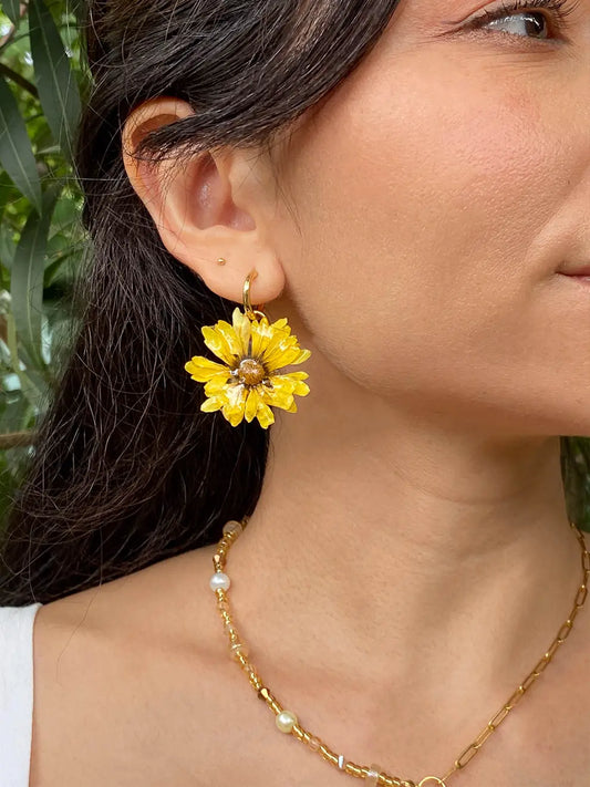 Luz de Campo – Aretes flor natural sellada en resina