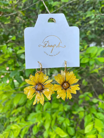 Luz de Campo – Aretes flor natural sellada en resina