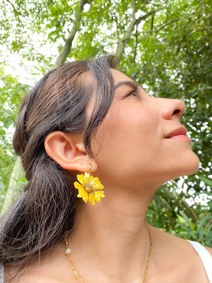 Luz de Campo – Aretes flor natural sellada en resina
