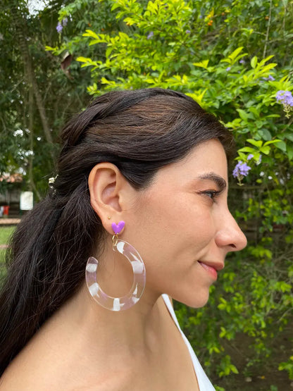 Latido Lila – Aretes aro grande de resina con corazón