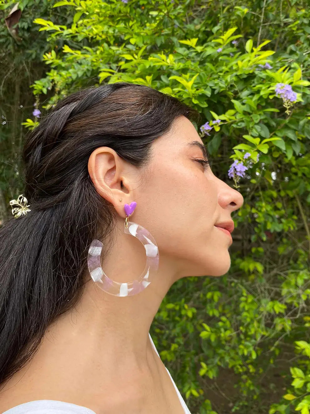 Latido Lila – Aretes aro grande de resina con corazón