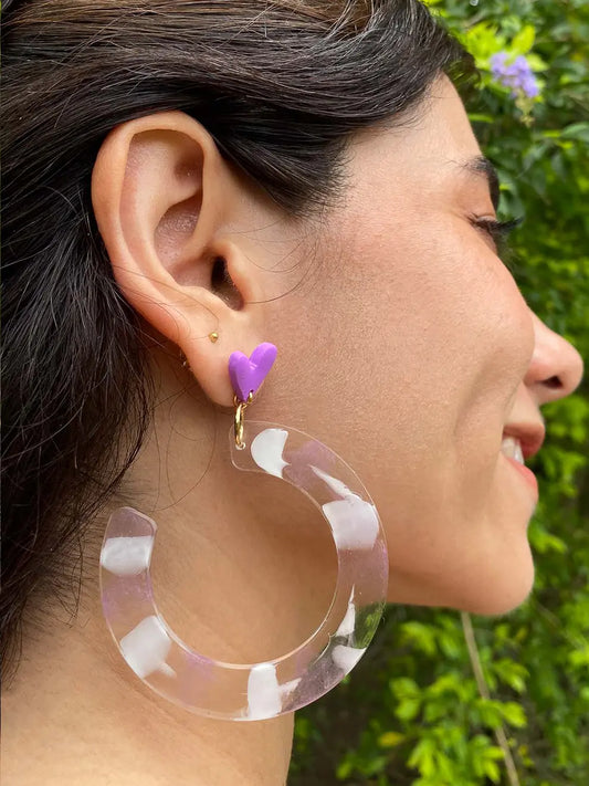 Latido Lila – Aretes aro grande de resina con corazón