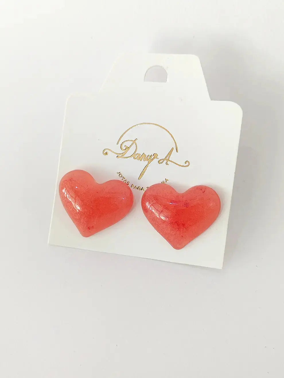 Coral Dulce – Aretes corazón rosado en resina
