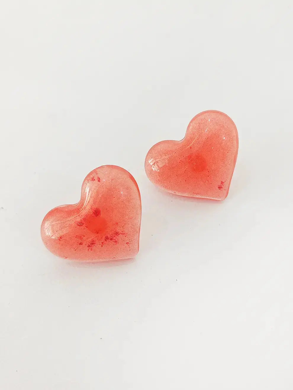 Coral Dulce – Aretes corazón rosado en resina