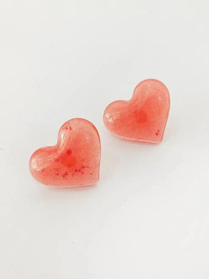 Coral Dulce – Aretes corazón rosado en resina