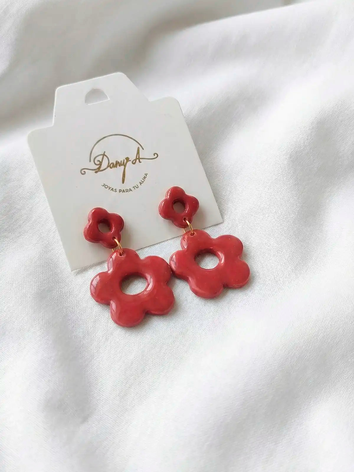 Rojo Suave – Aretes flor hechos a mano en arcilla polimérica