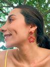 Rojo Suave – Aretes flor hechos a mano en arcilla polimérica