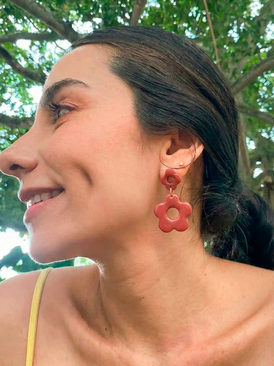 Rojo Suave – Aretes flor hechos a mano en arcilla polimérica