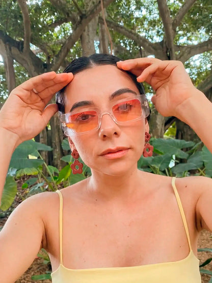 Rojo Suave – Aretes flor hechos a mano en arcilla polimérica