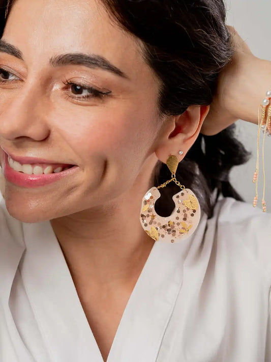 Monstera Luxe – Aretes en resina con hojas doradas
