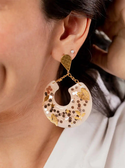 Monstera Luxe – Aretes en resina con hojas doradas