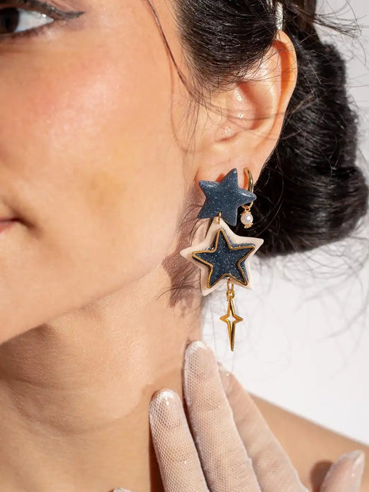 Starlight – Aretes de resina con estrella y rayo dorado