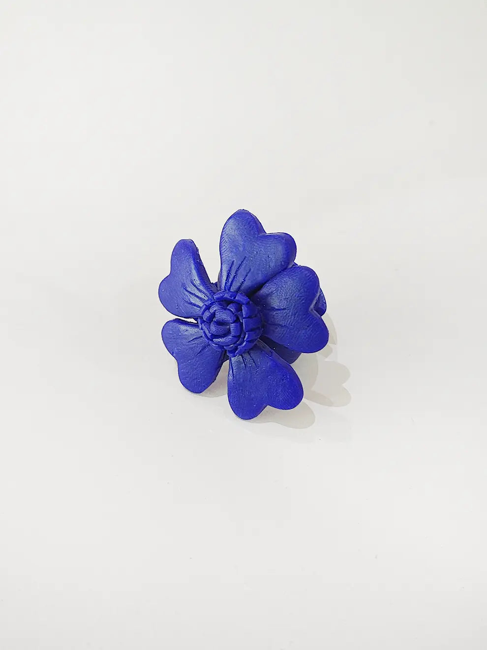 Flor Serena – Anillo flor azul mate en arcilla polimérica