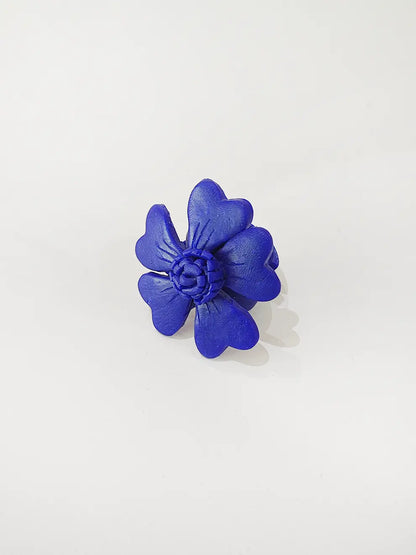 Flor Serena – Anillo flor azul mate en arcilla polimérica