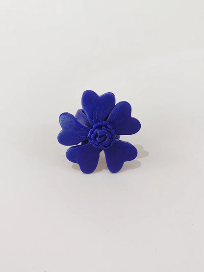 Flor Serena – Anillo flor azul mate en arcilla polimérica