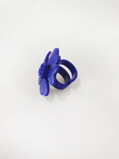 Flor Serena – Anillo flor azul mate en arcilla polimérica