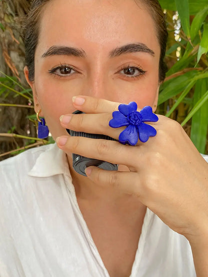 Flor Serena – Anillo flor azul mate en arcilla polimérica