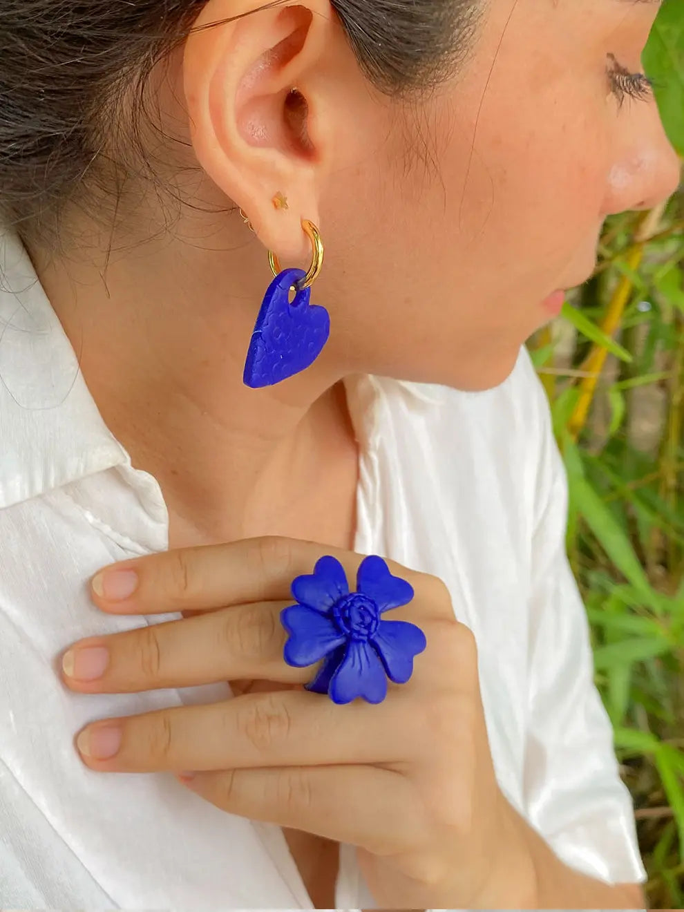 Flor Serena – Anillo flor azul mate en arcilla polimérica