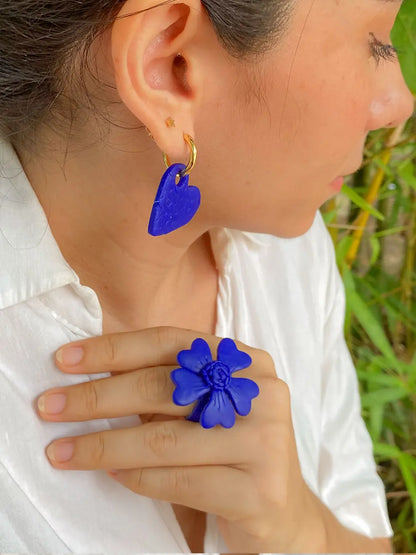 Flor Serena – Anillo flor azul mate en arcilla polimérica