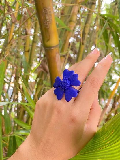 Flor Serena – Anillo flor azul mate en arcilla polimérica