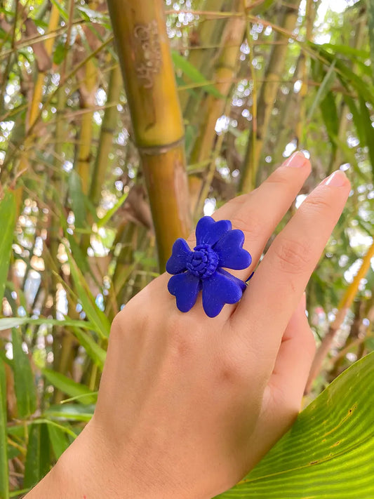 Flor Serena – Anillo flor azul mate en arcilla polimérica