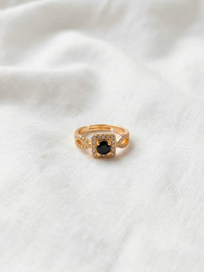 Noche Suave – Anillo dorado con piedra negra