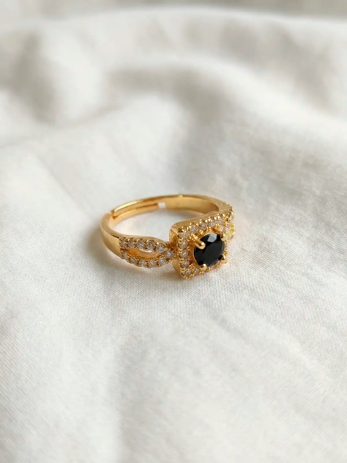Noche Suave – Anillo dorado con piedra negra